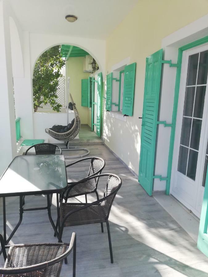 Kamari Beach Houses With Balcony And Garden Exterior foto